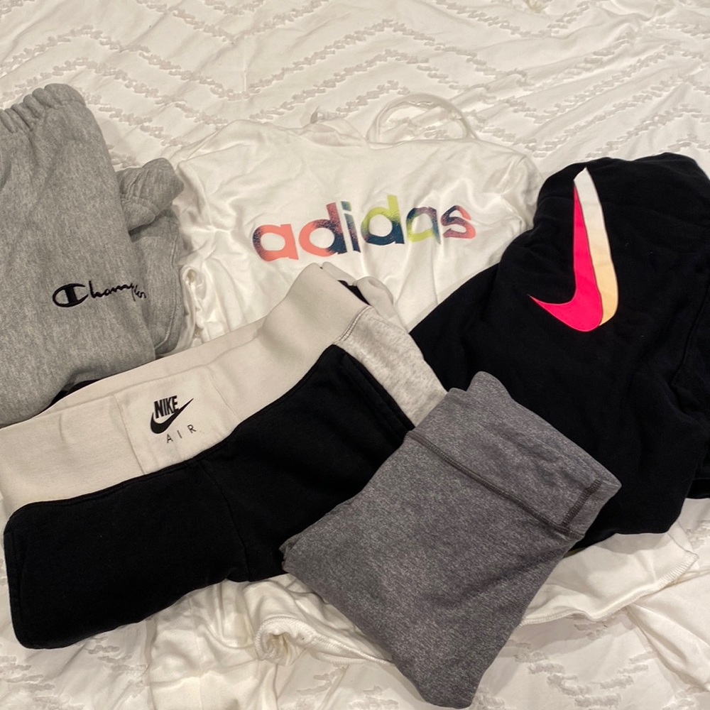 Work out bundle!! Includes 2 hoodies 2 pairs of sweats and 1 pair of leggings